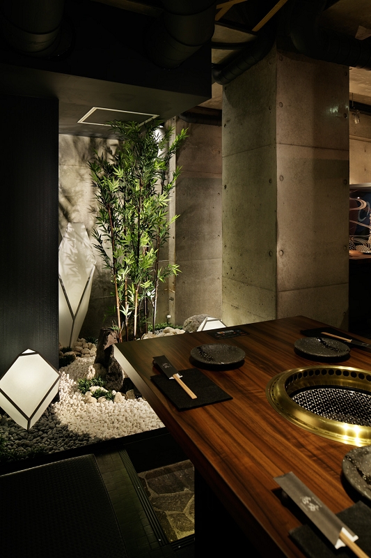 焼肉鍋問屋 志方　撮影者：河野 政人（ナカサ＆パートナーズ）