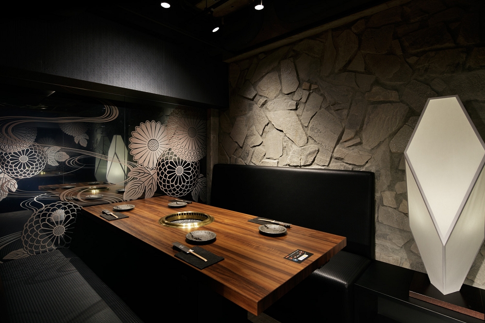 焼肉鍋問屋 志方　撮影者：河野 政人（ナカサ＆パートナーズ）